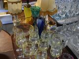 plusieurs verres posés sur une table sur laquelle se trouve une lampe
