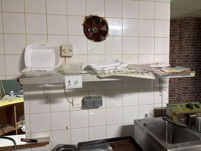 une cuisine avec un évier et une cuisinière