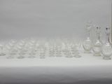 beaucoup de verres à vin vides sur une table