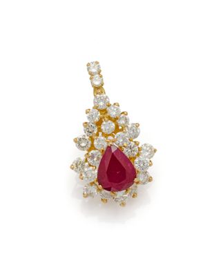 un pendentif en rubis et diamants