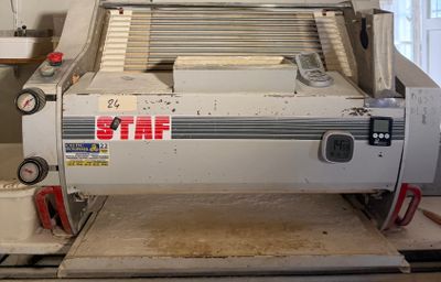 une machine posée sur une table dans une pièce