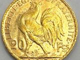 une image montrant un gros plan d'une pièce de monnaie sur laquelle figure un coq