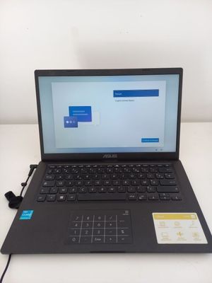 un ordinateur portable posé sur une table avec un clavier