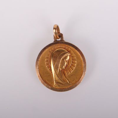 Gros plan sur une médaille d'or portant le visage d'une femme