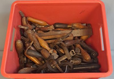 de nombreux outils de toutes sortes dans une boîte rouge