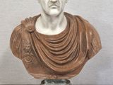 statue représentant le buste d'un homme dont le cou est drapé