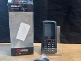 un téléphone portable posé sur une table