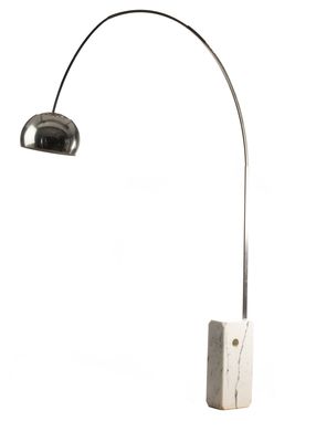 une image représentant une lampe avec un pied en marbre et un abat-jour noir