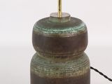 une lampe posée sur une table