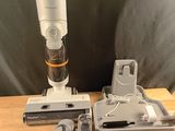 un aspirateur posé sur une table à côté d'une paire de ciseaux