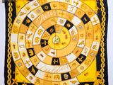 une photo d'une écharpe jaune et noire sur laquelle figure une horloge
