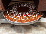 une table ornée d'un motif circulaire