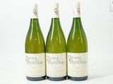 trois bouteilles de vin posées sur une table l'une à côté de l'autre