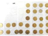 gros plan d'un paquet de pièces de monnaie sur une surface blanche
