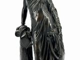 statue en bronze représentant une femme avec un chien, posée sur un socle en marbre