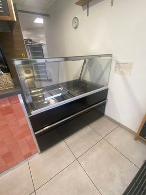 une vitrine dans une boulangerie avec une horloge au mur