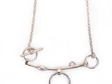 gros plan d'un collier sur fond blanc