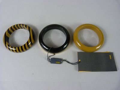 trois types de bracelets posés sur une table