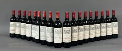 un groupe de bouteilles de vin posées sur une table
