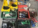 tout un tas d'appareils électroniques et d'outils éparpillés par terre
