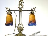 une lampe posée sur une table et munie d'un cordon