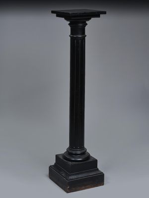 Colonne cannelée formant sellette en en bois noirci. Époque … - Photo 1