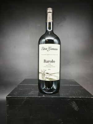 une bouteille de vin posée sur une boîte