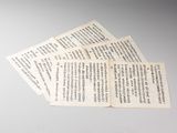 plusieurs feuilles de papier portant des inscriptions en chinois, posées sur une table