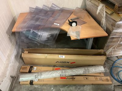beaucoup de cartons et une table dans une pièce