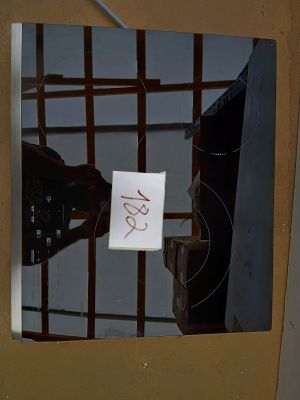 une pancarte sur la porte d'une cellule de prison