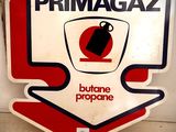 un panneau sur lequel est inscrit « Primagaz butane propane »