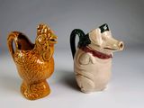 deux figurines en céramique représentant un chien et une poule