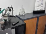 une image représentant un laboratoire de sciences avec une table et du matériel de laboratoire