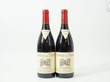 deux bouteilles de vin rouge posées l'une à côté de l'autre sur une surface blanche