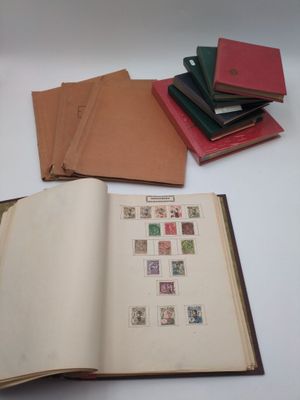 un grand nombre de livres posés sur une table