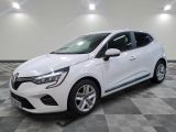 une voiture blanche est garée dans une pièce au sol en damier