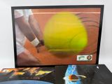 une photo d'une photo représentant une balle de tennis et une raquette de tennis