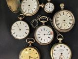 cinq types différents de montres de poche sur un fond noir