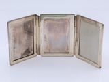 une petite boîte en argent contenant une photo