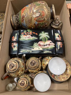 une boîte contenant divers objets décoratifs