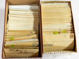 deux boîtes remplies d'une multitude de vieux papiers, posées sur une table