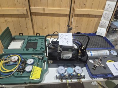 une table sur laquelle sont posés plusieurs outils