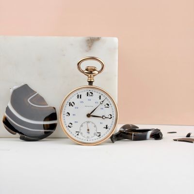 une horloge posée sur un bloc de marbre