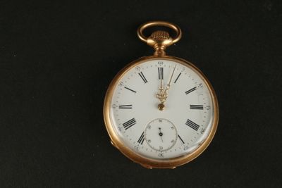 une montre de poche en or avec des chiffres romains