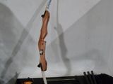 un nœud attaché à une valise noire