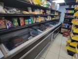 le rayon réfrigéré d'une épicerie, rempli de produits alimentaires