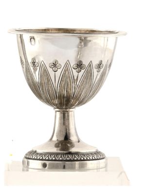 un bol en argent orné d'un motif floral