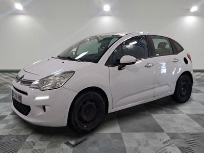 la photo d'une petite voiture blanche garée dans un garage