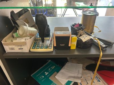 une table sur laquelle se trouvent plusieurs objets