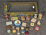 une photo montrant une boîte contenant divers objets, posée sur un tapis